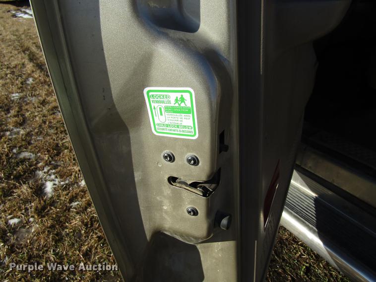 image for item EU9554 2000 Ford F350 Super Duty Lariat Crew Cab pickup truck