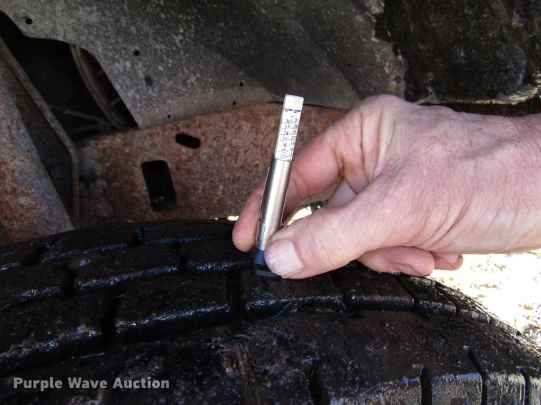 image for item EU9554 2000 Ford F350 Super Duty Lariat Crew Cab pickup truck