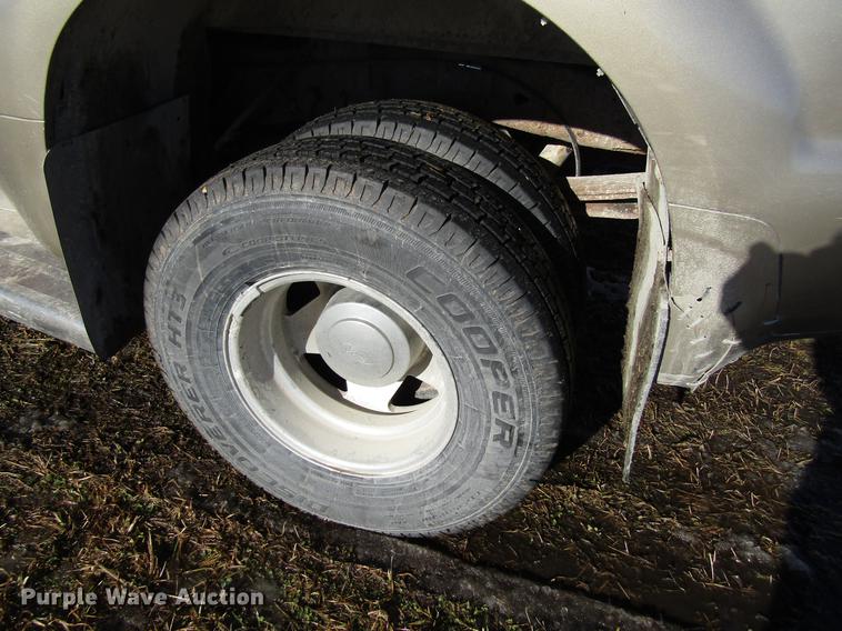 image for item EU9554 2000 Ford F350 Super Duty Lariat Crew Cab pickup truck