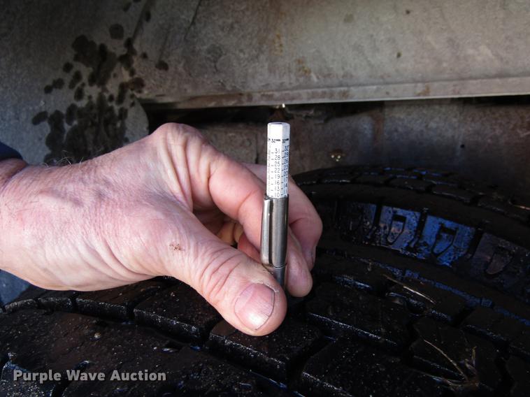 image for item EU9554 2000 Ford F350 Super Duty Lariat Crew Cab pickup truck