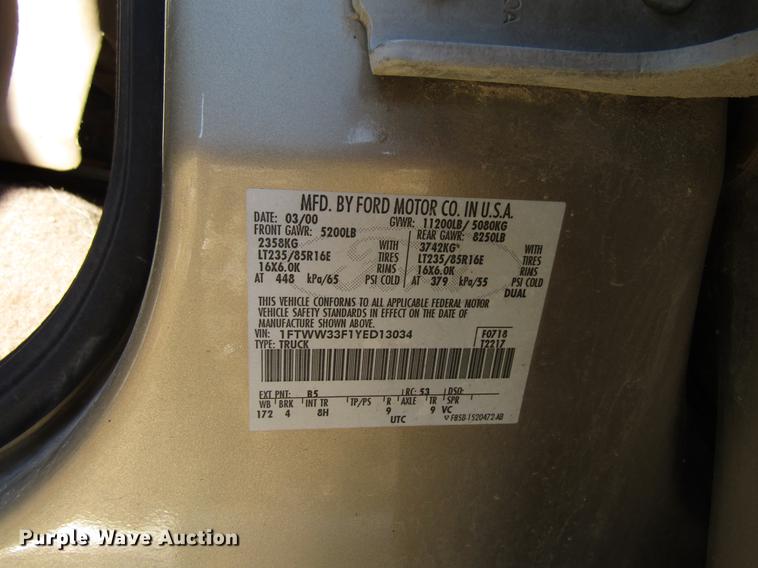 image for item EU9554 2000 Ford F350 Super Duty Lariat Crew Cab pickup truck