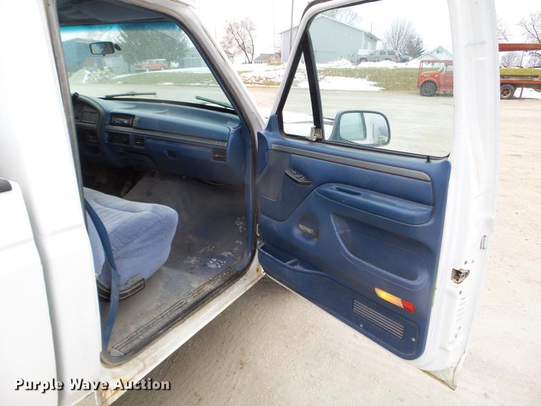 image for item EW9835 1994 Ford F150 pickup truck