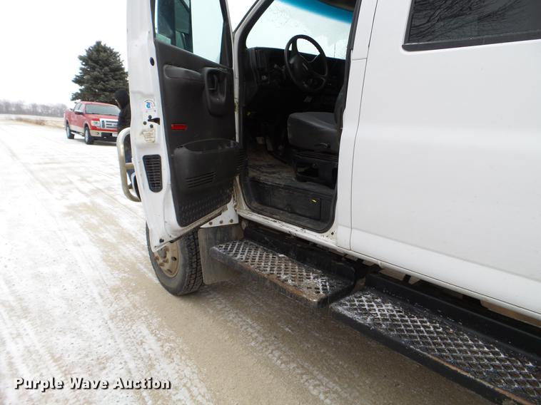 image for item EW9863 2005 GMC C4500 flatbed truck