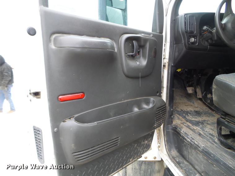 image for item EW9863 2005 GMC C4500 flatbed truck