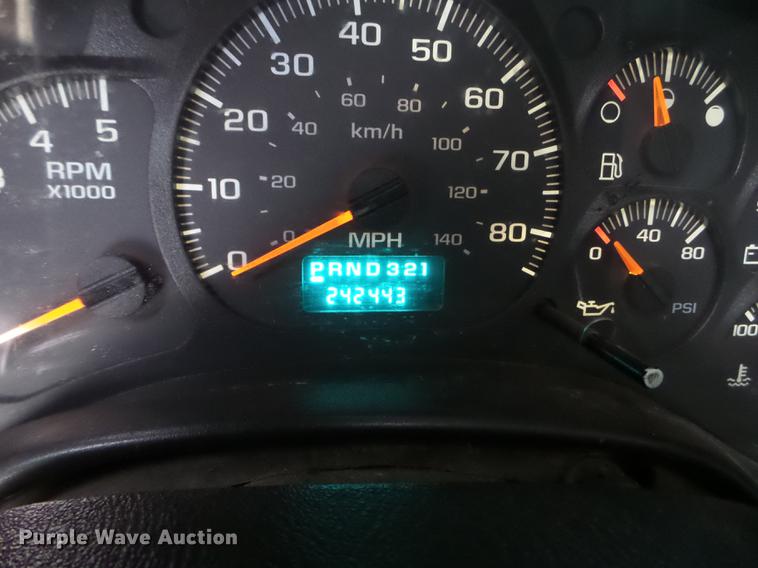 image for item EW9863 2005 GMC C4500 flatbed truck