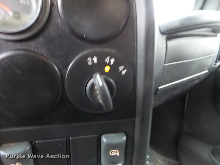 image for item EW9863 2005 GMC C4500 flatbed truck