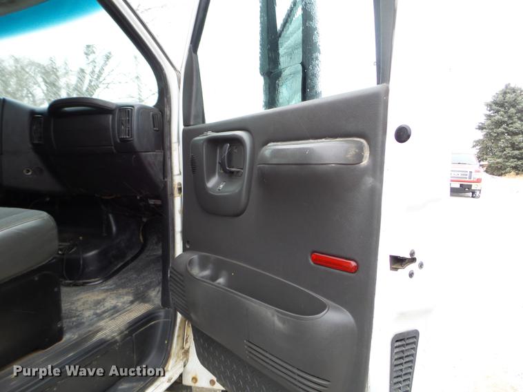 image for item EW9863 2005 GMC C4500 flatbed truck