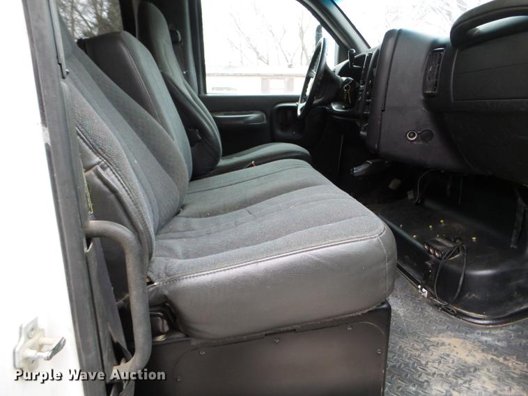 image for item EW9863 2005 GMC C4500 flatbed truck