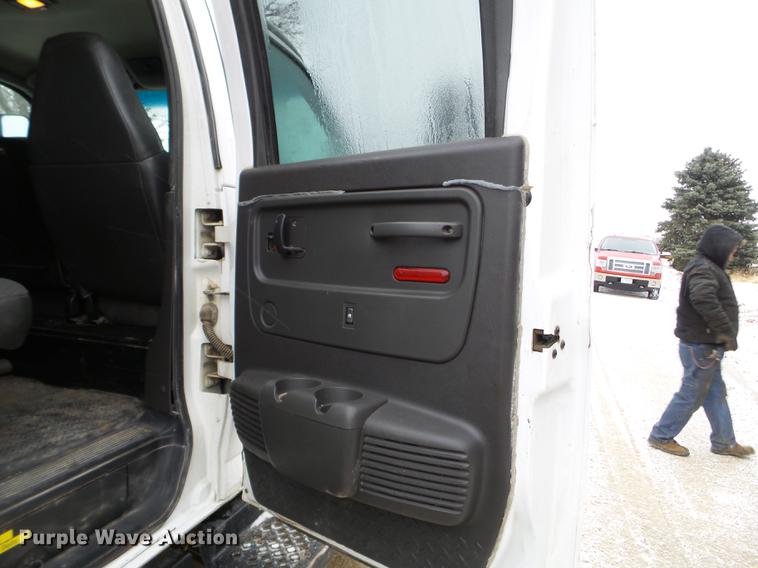 image for item EW9863 2005 GMC C4500 flatbed truck