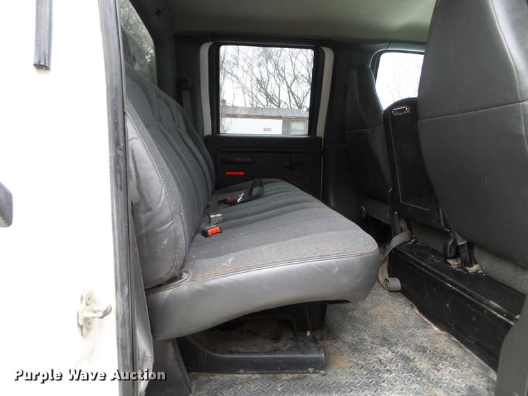 image for item EW9863 2005 GMC C4500 flatbed truck