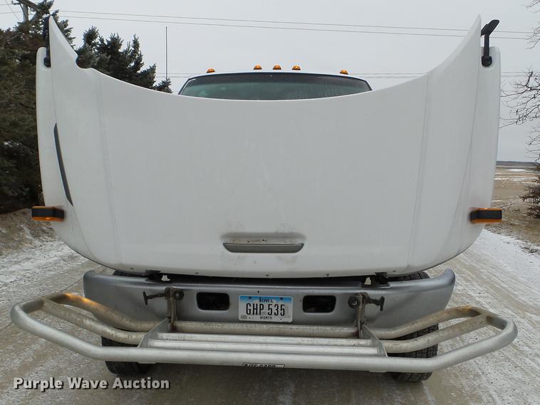 image for item EW9863 2005 GMC C4500 flatbed truck