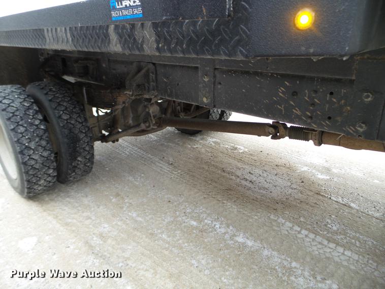 image for item EW9863 2005 GMC C4500 flatbed truck