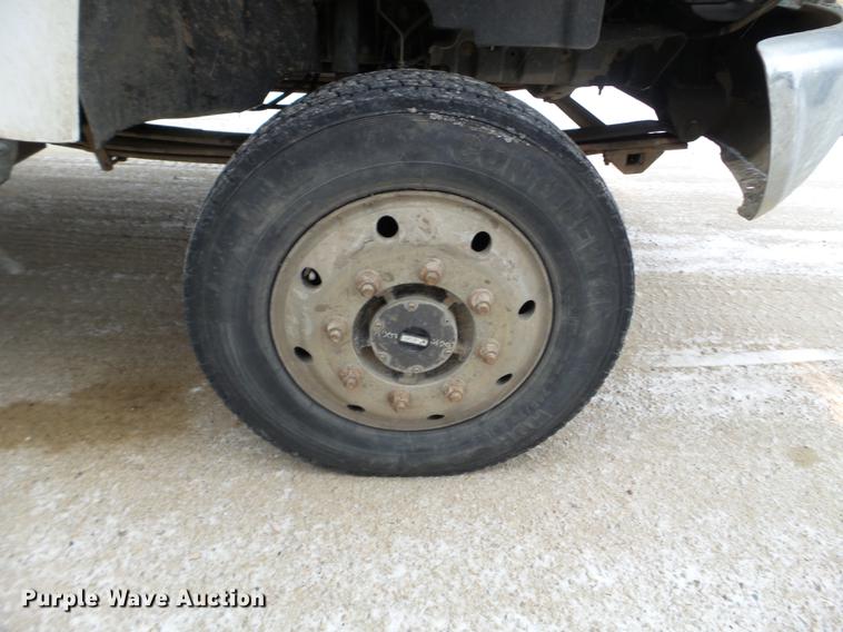 image for item EW9863 2005 GMC C4500 flatbed truck