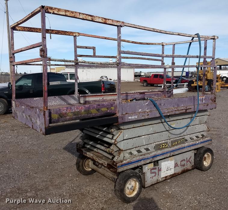 image for item FE9290 1995 Skyjack SJIII 4626 scissor lift