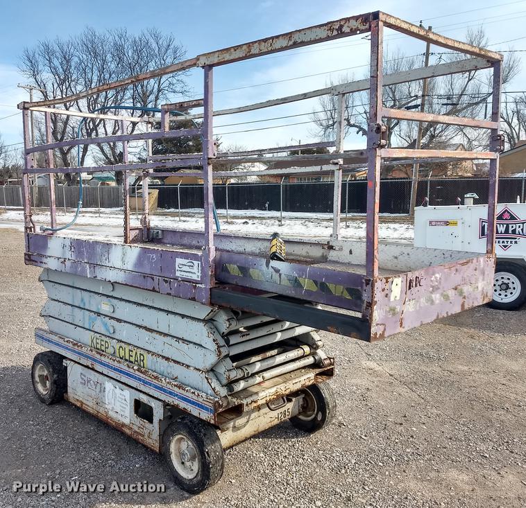 image for item FE9290 1995 Skyjack SJIII 4626 scissor lift