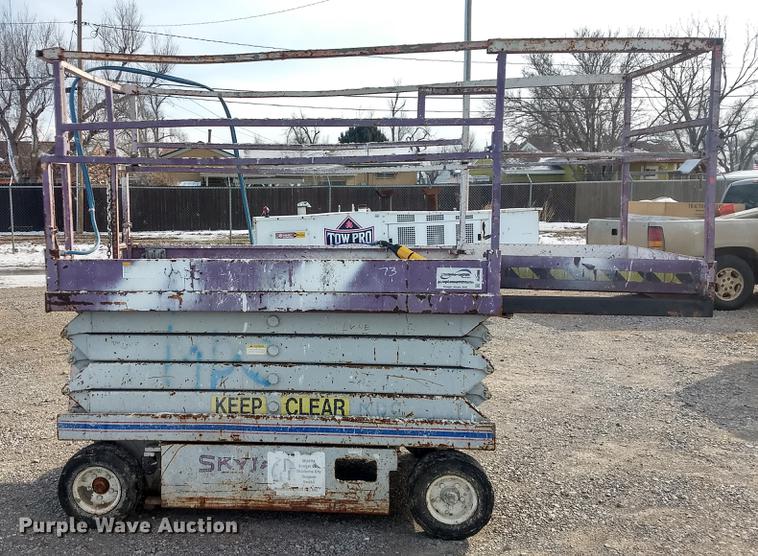 image for item FE9290 1995 Skyjack SJIII 4626 scissor lift