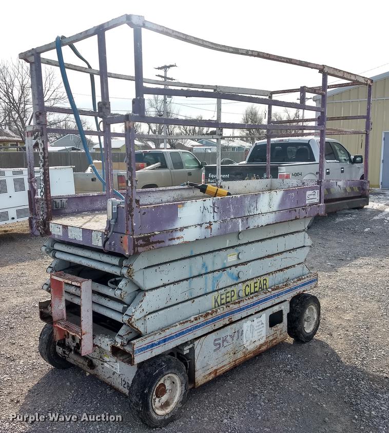 image for item FE9290 1995 Skyjack SJIII 4626 scissor lift