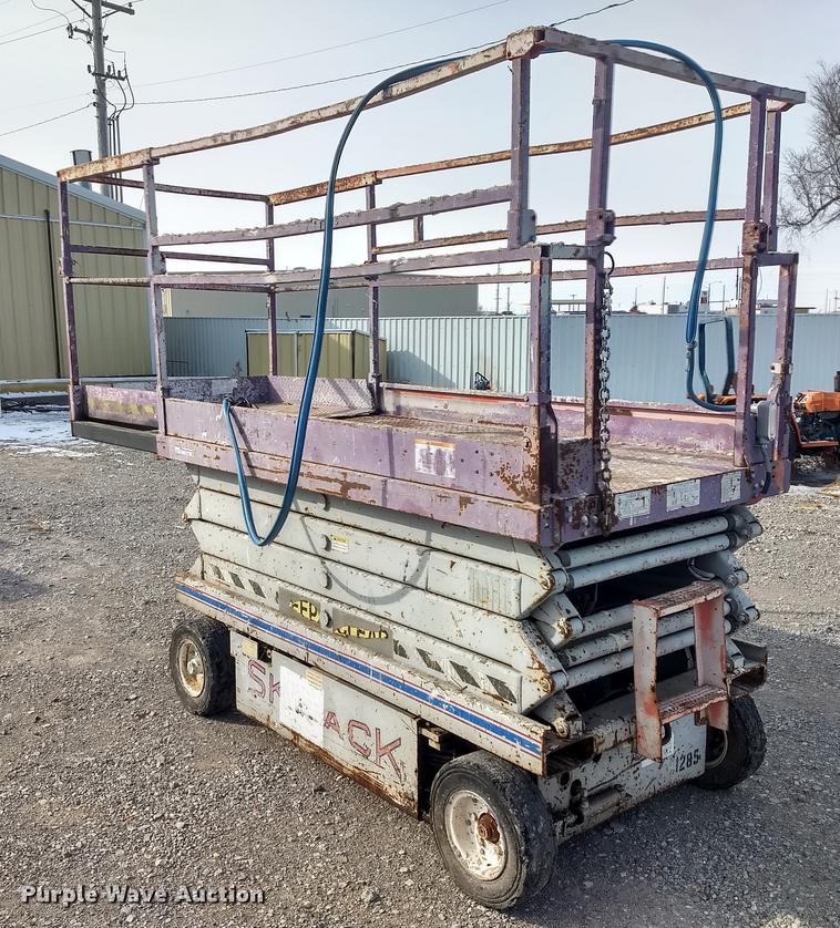 image for item FE9290 1995 Skyjack SJIII 4626 scissor lift