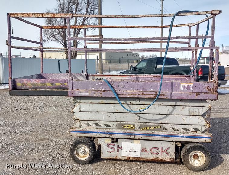 image for item FE9290 1995 Skyjack SJIII 4626 scissor lift