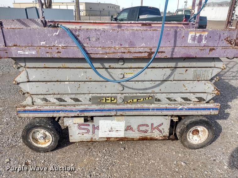 image for item FE9290 1995 Skyjack SJIII 4626 scissor lift