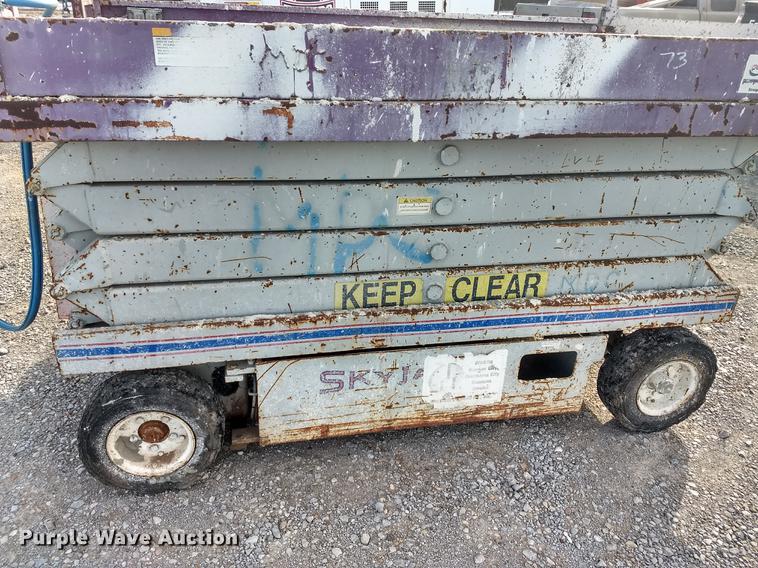 image for item FE9290 1995 Skyjack SJIII 4626 scissor lift