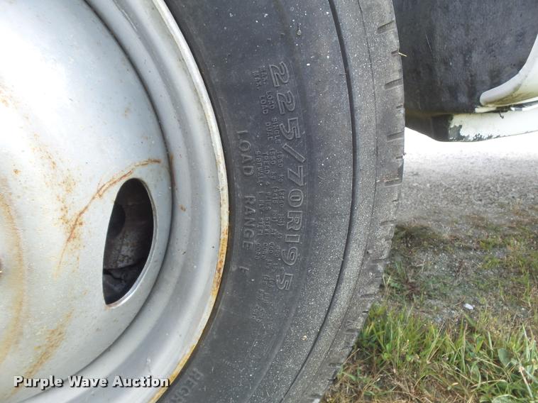 image for item K7559 2001 Ford F450 XL Super Duty tire service truck