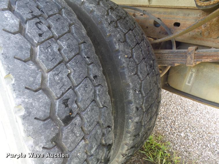 image for item K7559 2001 Ford F450 XL Super Duty tire service truck