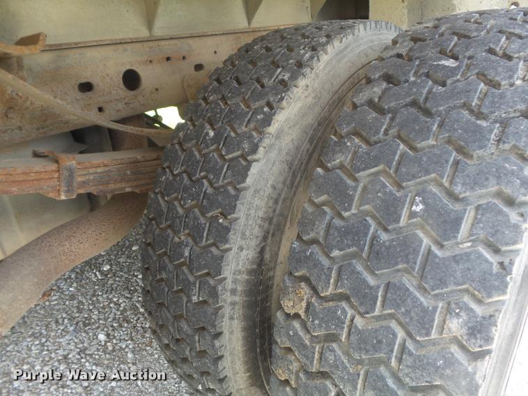 image for item K7559 2001 Ford F450 XL Super Duty tire service truck