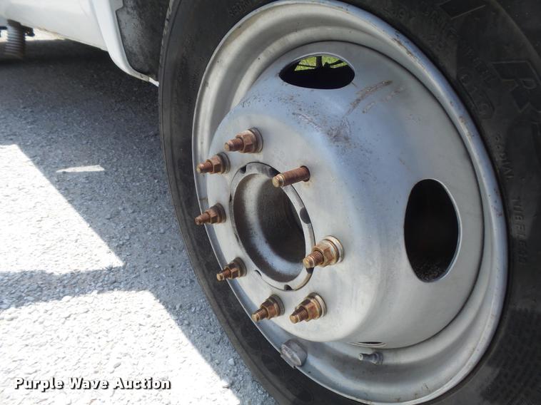 image for item K7559 2001 Ford F450 XL Super Duty tire service truck