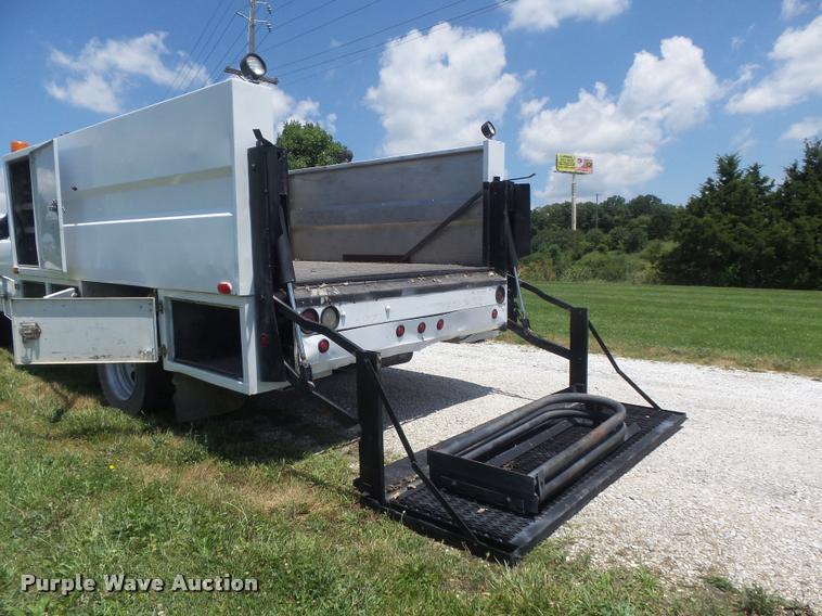 image for item K7559 2001 Ford F450 XL Super Duty tire service truck