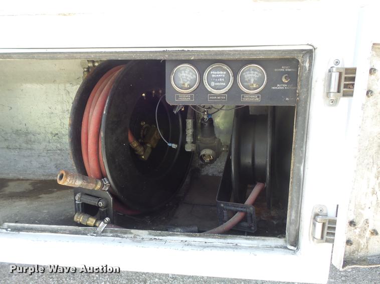 image for item K7559 2001 Ford F450 XL Super Duty tire service truck