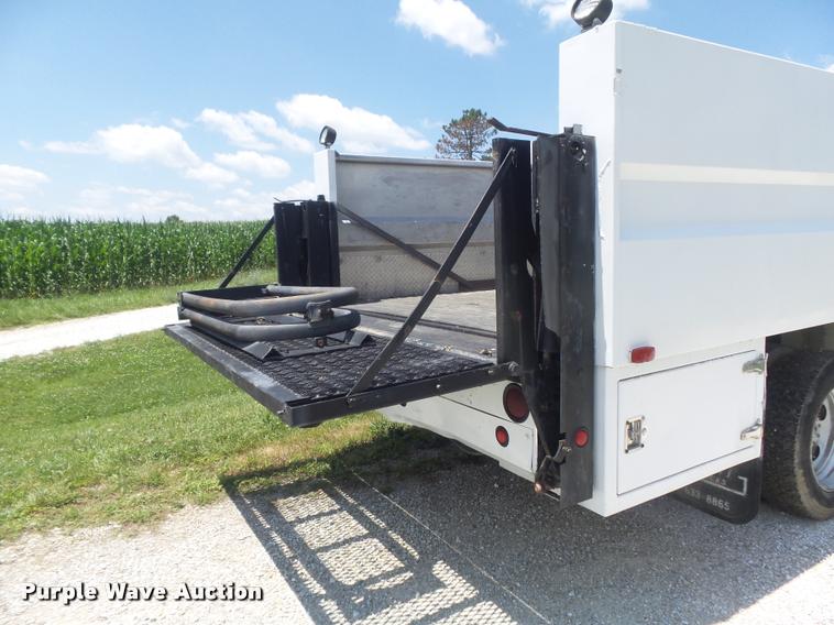 image for item K7559 2001 Ford F450 XL Super Duty tire service truck