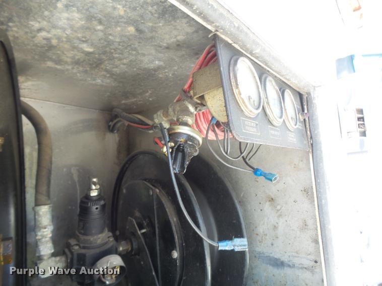 image for item K7559 2001 Ford F450 XL Super Duty tire service truck