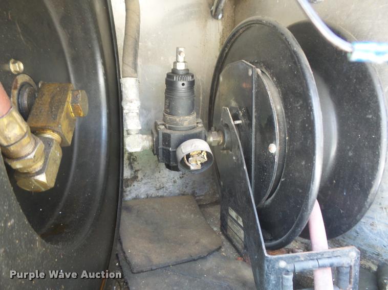 image for item K7559 2001 Ford F450 XL Super Duty tire service truck