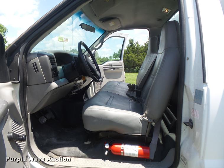 image for item K7559 2001 Ford F450 XL Super Duty tire service truck