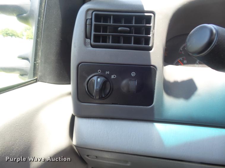 image for item K7559 2001 Ford F450 XL Super Duty tire service truck