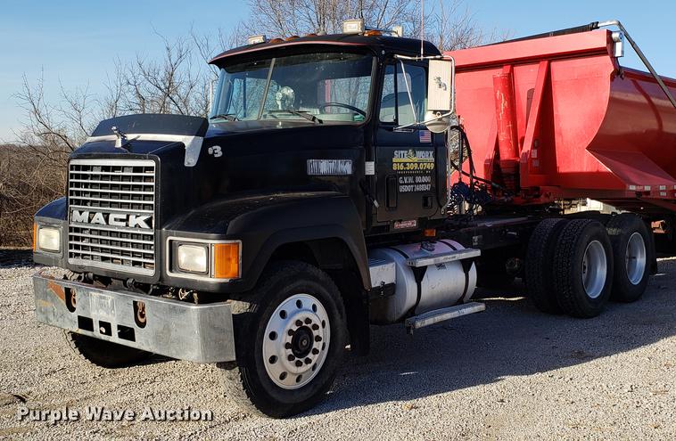 image for item AV9358 1995 Mack CH613 semi truck