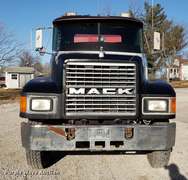 image for item AV9358 1995 Mack CH613 semi truck