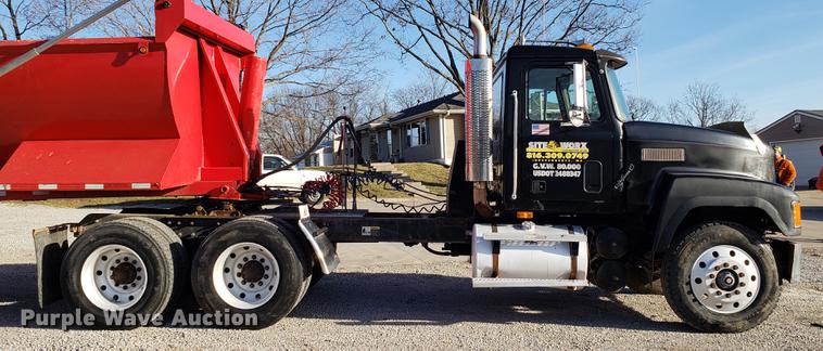 image for item AV9358 1995 Mack CH613 semi truck