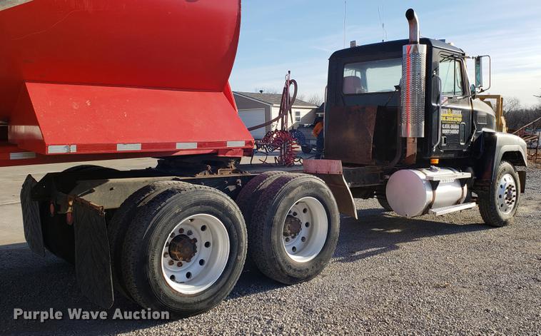 image for item AV9358 1995 Mack CH613 semi truck