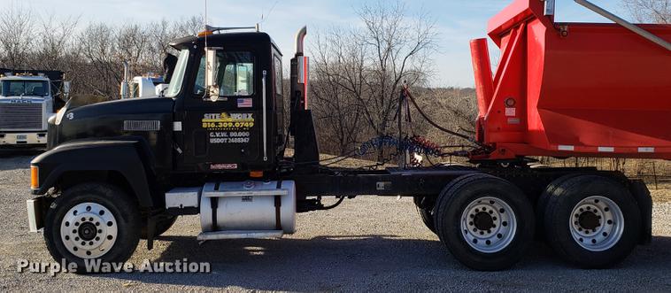 image for item AV9358 1995 Mack CH613 semi truck