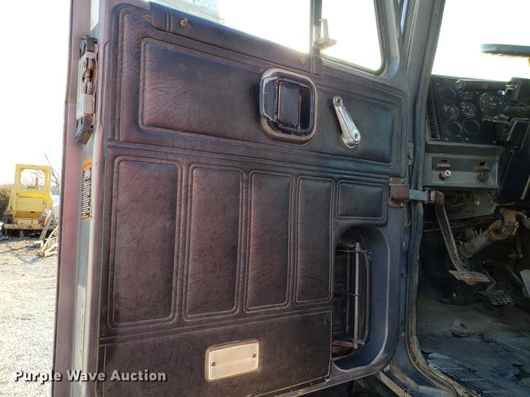 image for item AV9358 1995 Mack CH613 semi truck