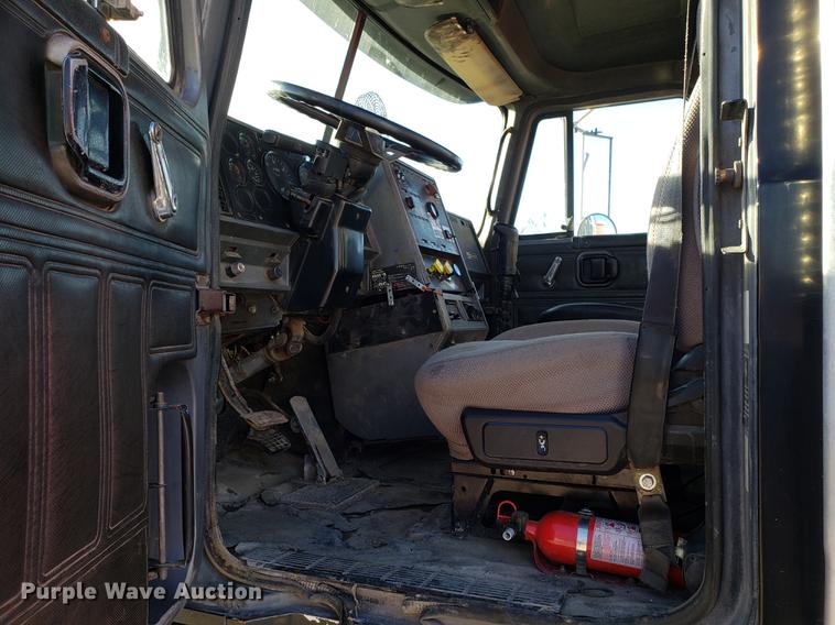 image for item AV9358 1995 Mack CH613 semi truck