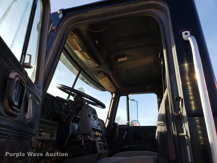 image for item AV9358 1995 Mack CH613 semi truck