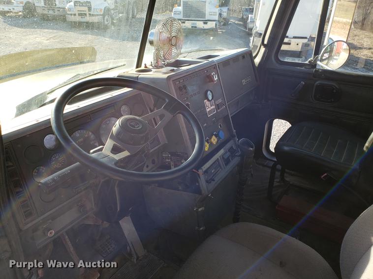 image for item AV9358 1995 Mack CH613 semi truck