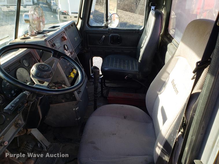 image for item AV9358 1995 Mack CH613 semi truck