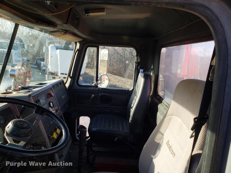 image for item AV9358 1995 Mack CH613 semi truck