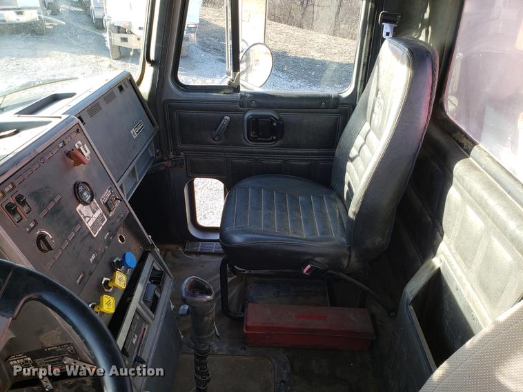 image for item AV9358 1995 Mack CH613 semi truck