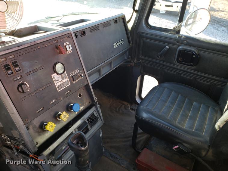 image for item AV9358 1995 Mack CH613 semi truck