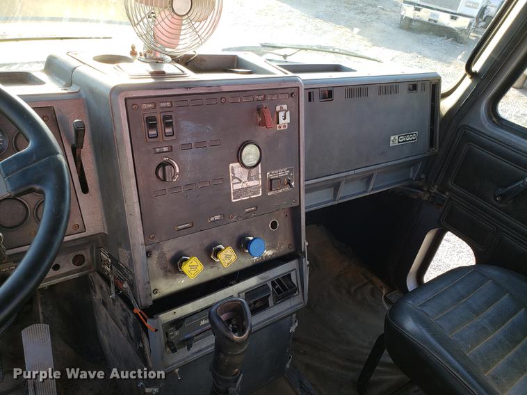 image for item AV9358 1995 Mack CH613 semi truck